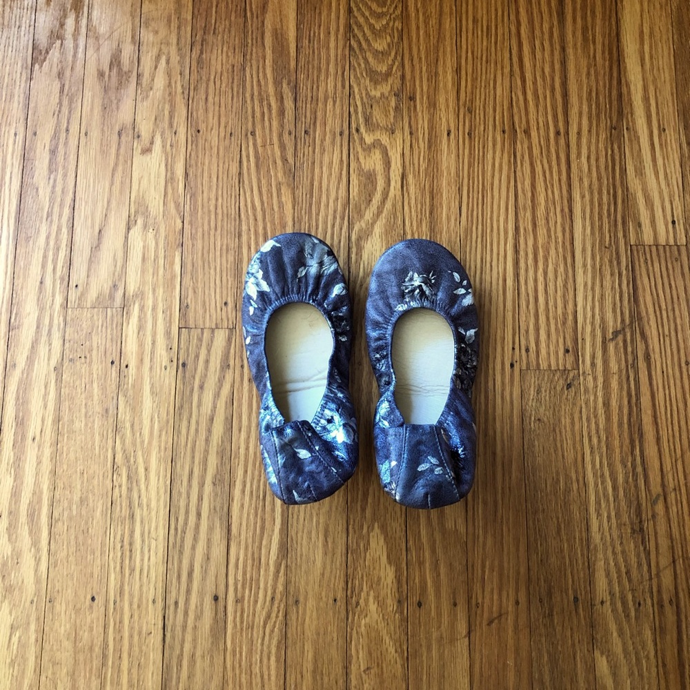 Gray floral storehouse flats Size 10. New condition.